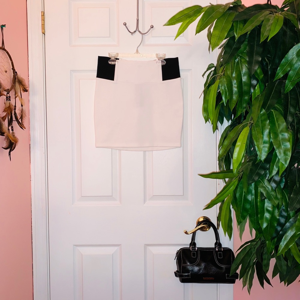 ❗️SOLD❗️ White Mini Stretch Skirt